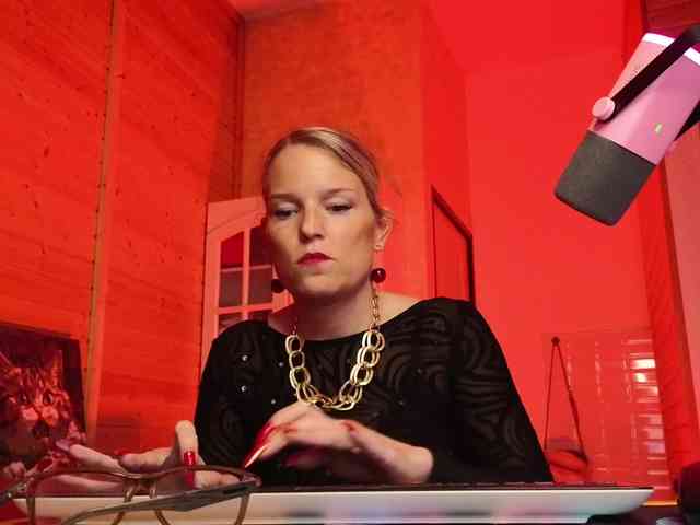 Findom_Lady_Shine webcam