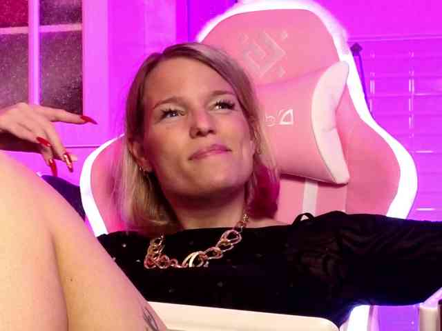 Findom_Lady_Shine webcam