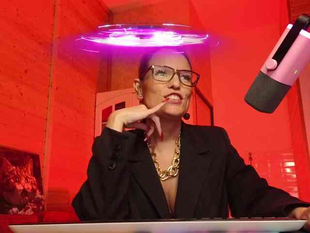 Findom_Lady_Shine webcam