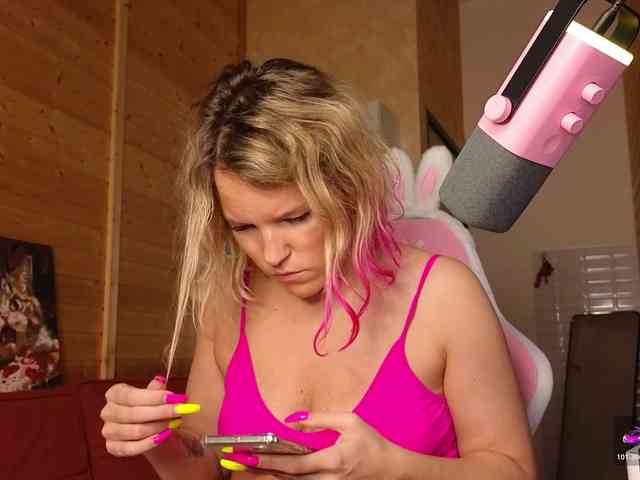 Findom_Lady_Shine webcam