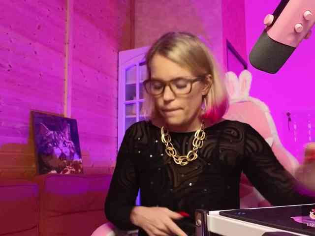 Findom_Lady_Shine webcam