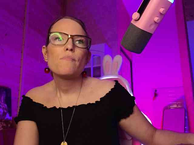 Findom_Lady_Shine webcam