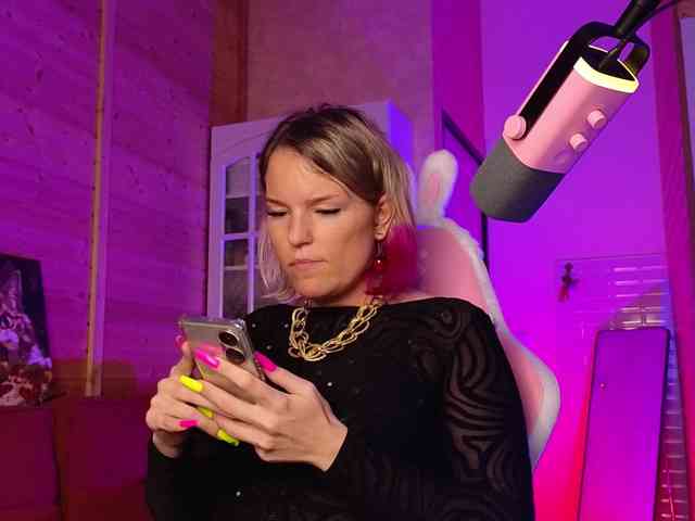 Findom_Lady_Shine webcam