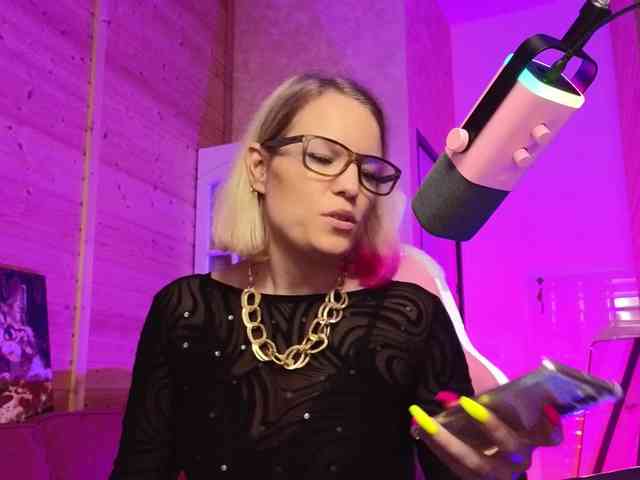 Findom_Lady_Shine webcam