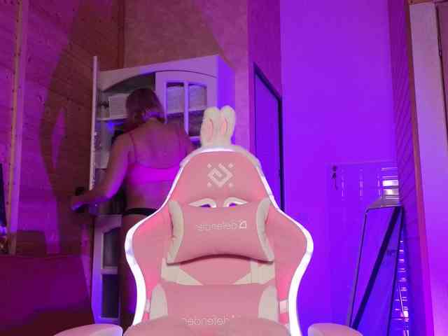 Findom_Lady_Shine webcam