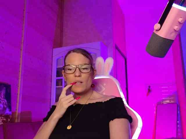 Findom_Lady_Shine webcam