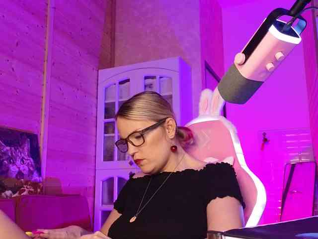 Findom_Lady_Shine webcam