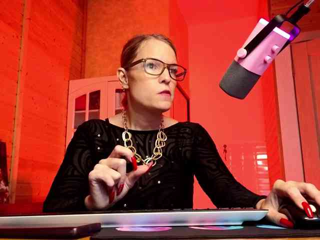 Findom_Lady_Shine webcam