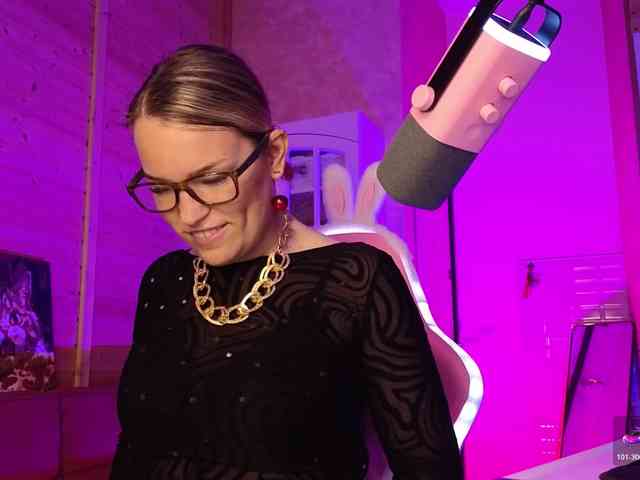 Findom_Lady_Shine webcam
