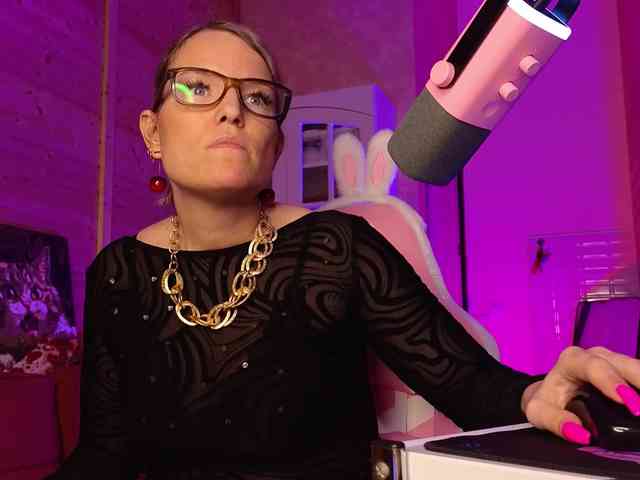 Findom_Lady_Shine webcam