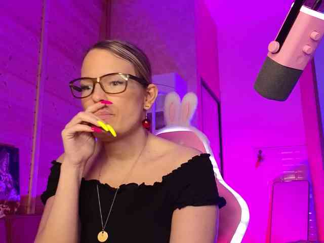 Findom_Lady_Shine webcam