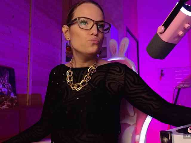 Findom_Lady_Shine webcam