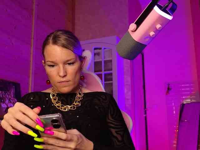 Findom_Lady_Shine webcam