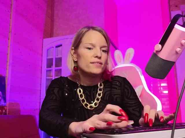 Findom_Lady_Shine webcam