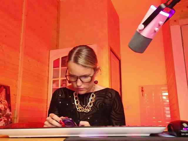 Findom_Lady_Shine webcam