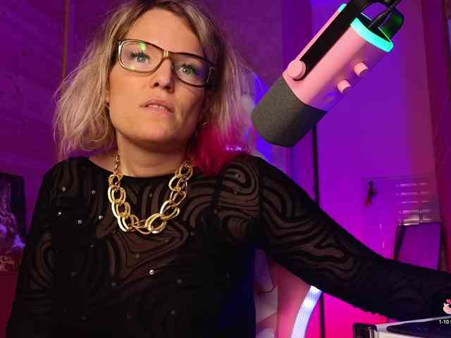 Findom_Lady_Shine webcam