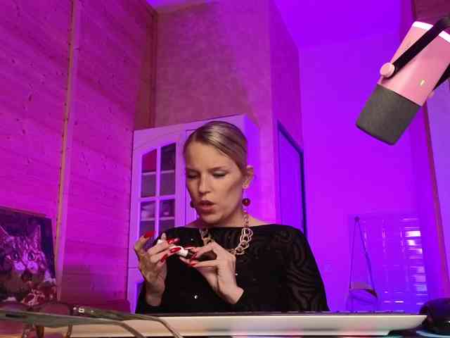 Findom_Lady_Shine webcam