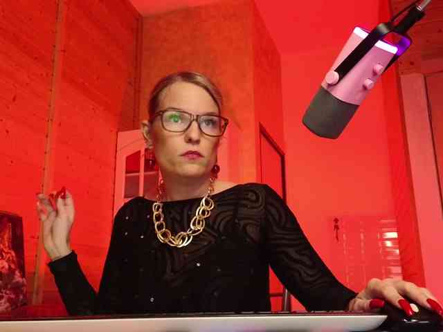 Findom_Lady_Shine webcam