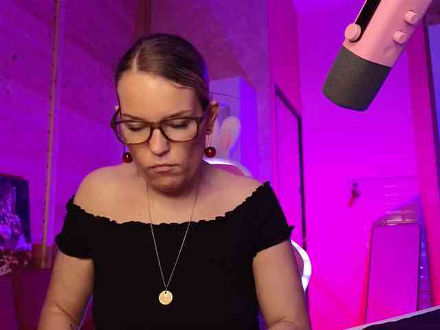 Findom_Lady_Shine webcam