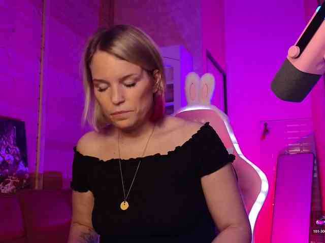 Findom_Lady_Shine webcam