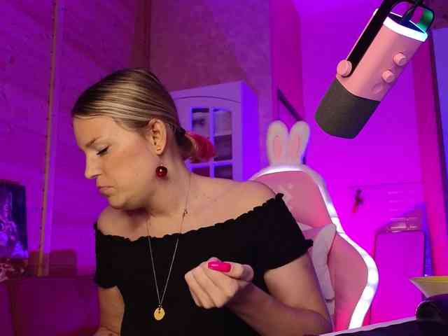 Findom_Lady_Shine webcam