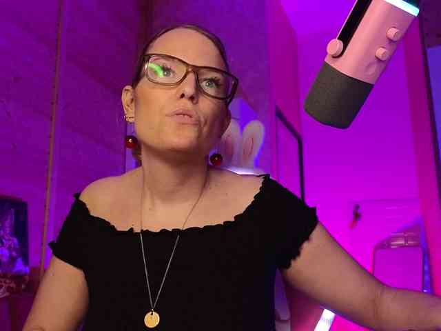 Findom_Lady_Shine webcam
