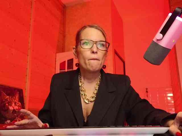 Findom_Lady_Shine webcam