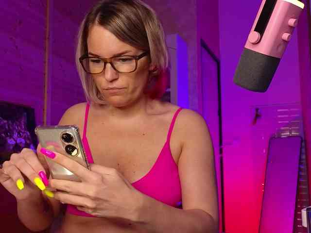 Findom_Lady_Shine webcam