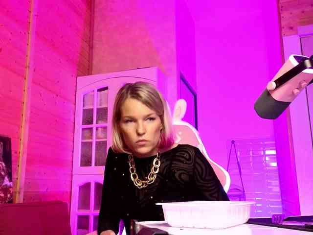 Findom_Lady_Shine webcam