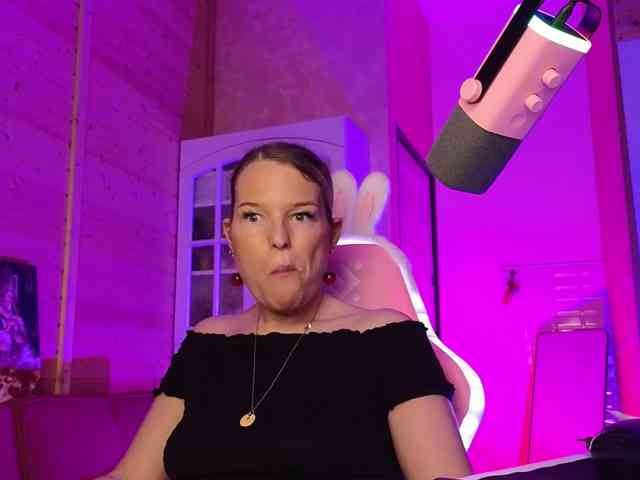 Findom_Lady_Shine webcam