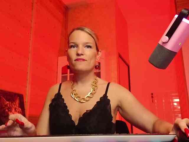 Findom_Lady_Shine webcam