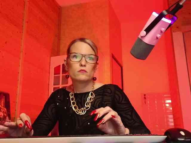 Findom_Lady_Shine webcam