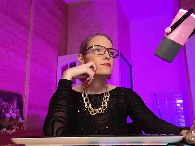 Findom_Lady_Shine webcam