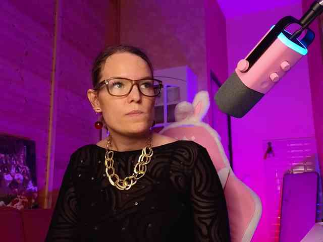 Findom_Lady_Shine webcam