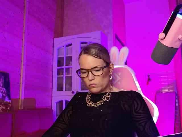 Findom_Lady_Shine webcam