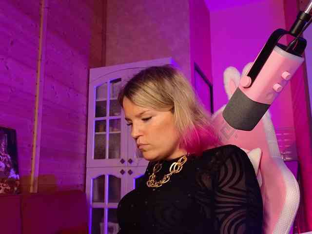 Findom_Lady_Shine webcam