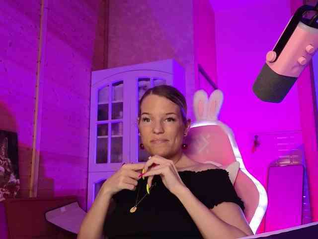 Findom_Lady_Shine webcam