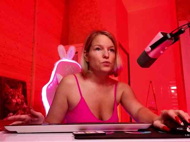 Findom_Lady_Shine webcam