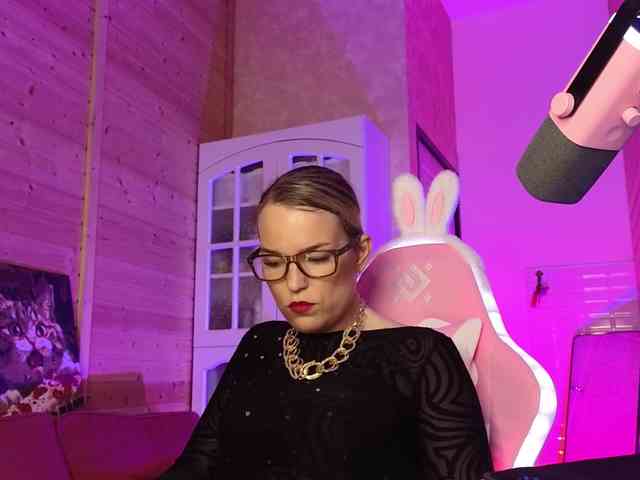 Findom_Lady_Shine webcam