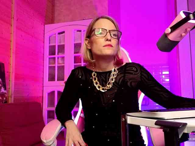 Findom_Lady_Shine webcam