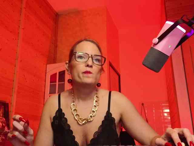 Findom_Lady_Shine webcam