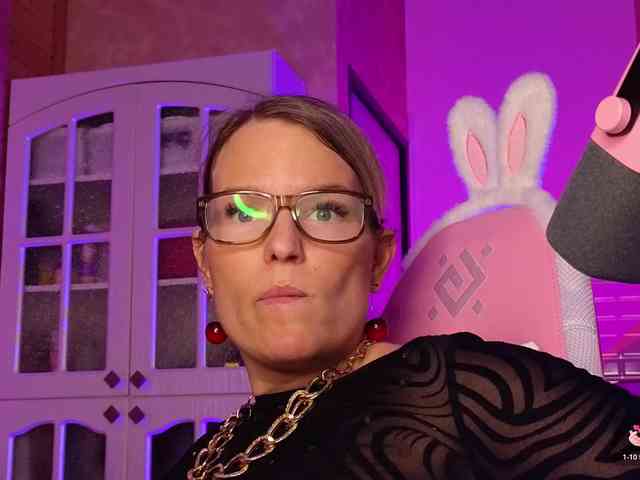 Findom_Lady_Shine webcam