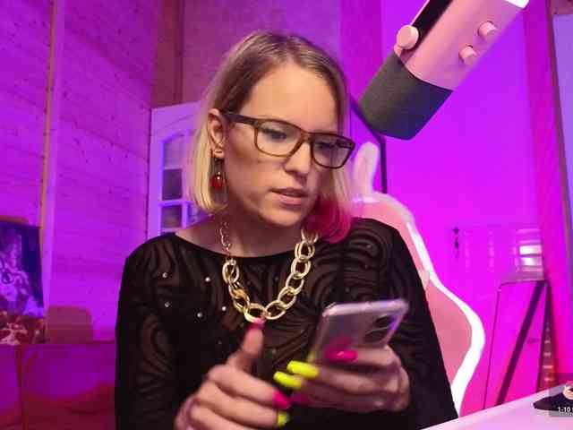 Findom_Lady_Shine webcam