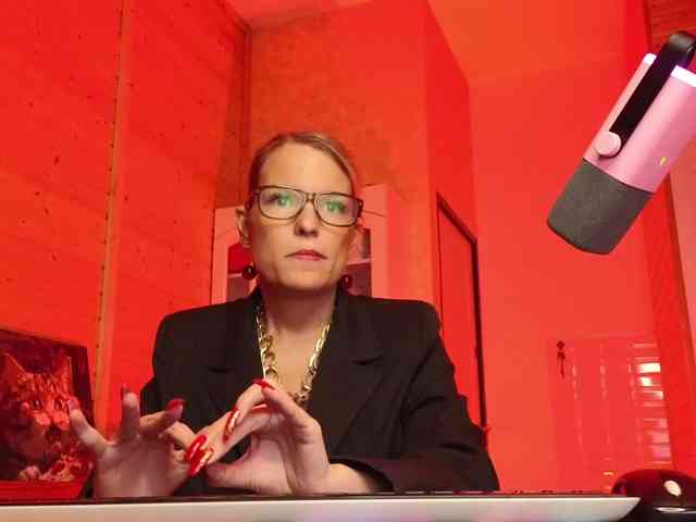 Findom_Lady_Shine webcam