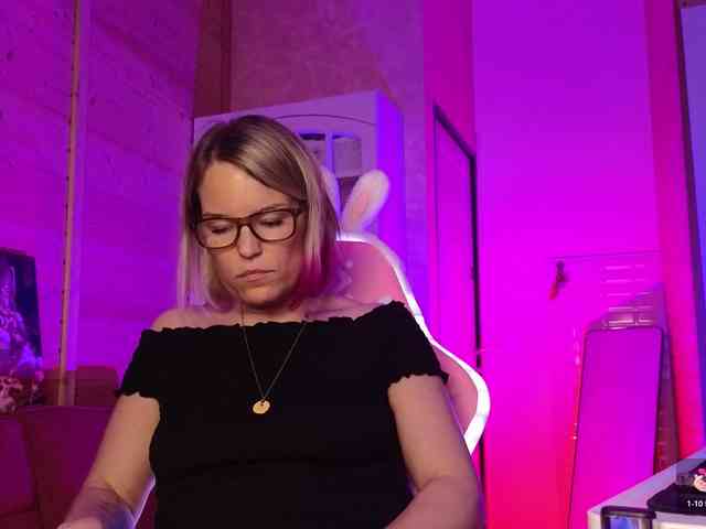 Findom_Lady_Shine webcam