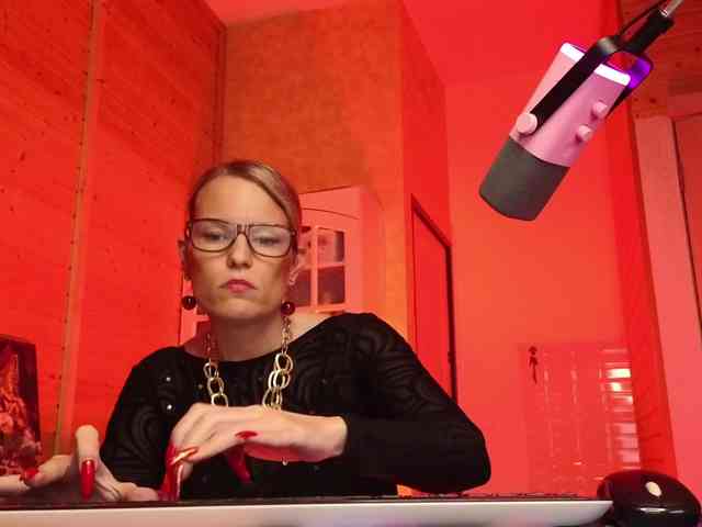 Findom_Lady_Shine webcam