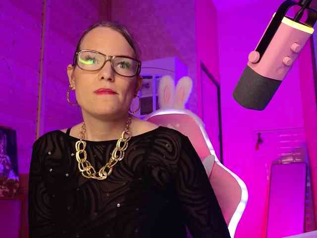 Findom_Lady_Shine webcam
