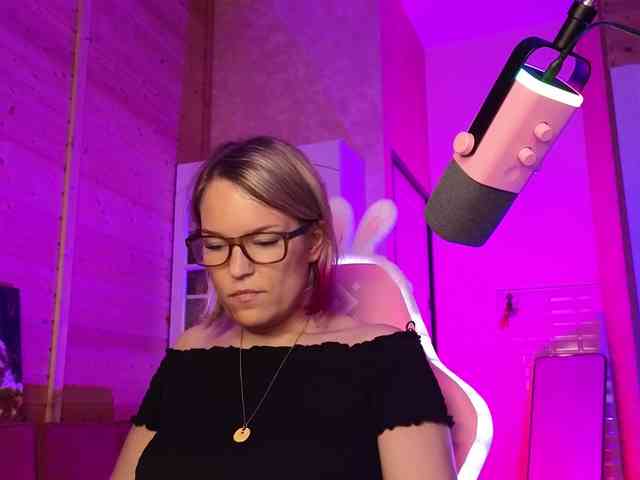 Findom_Lady_Shine webcam