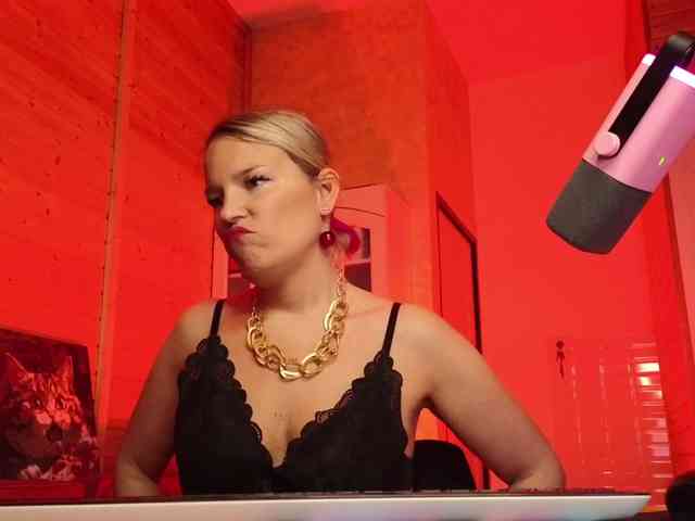 Findom_Lady_Shine webcam