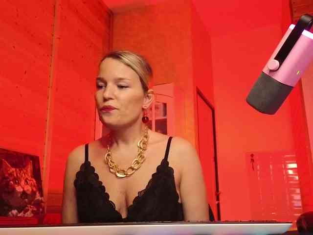 Findom_Lady_Shine webcam